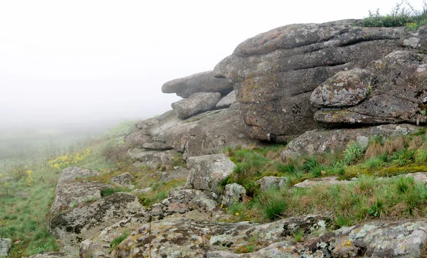 Misty mountain landscape, boulders — Stock Photo, Image