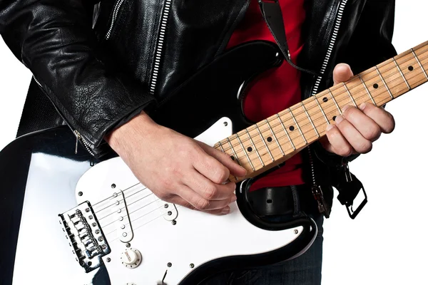 Κιθαρίστας παίζει στην ηλεκτρική κιθάρα που απομονώνονται σε λευκό αμουδερές — Φωτογραφία Αρχείου