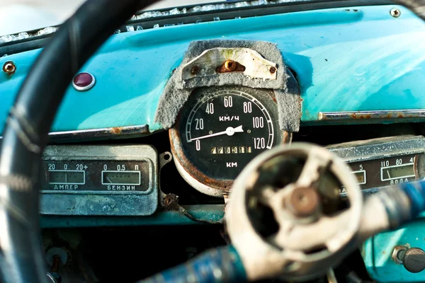 Vue de l'intérieur d'une vieille voiture d'époque — Photo