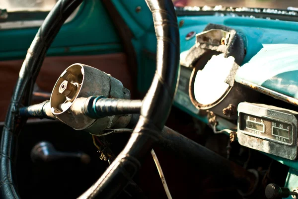 Widok wnętrza starego rocznika samochodu — Zdjęcie stockowe