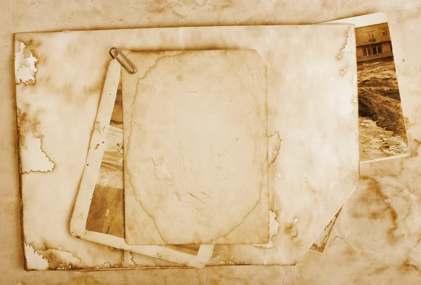 Старинный фон со старой бумагой, письмами и фотографиями — стоковое фото