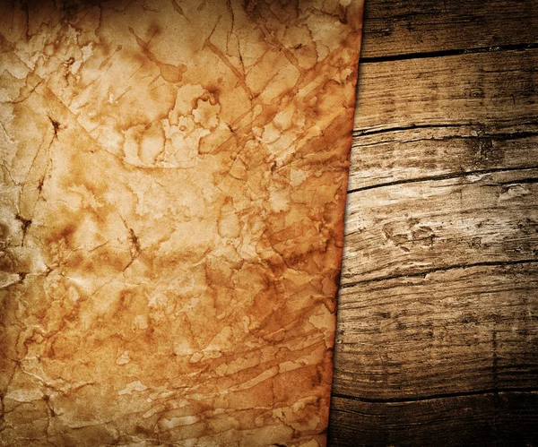 Винтажная бумага на старом деревянном фоне — стоковое фото