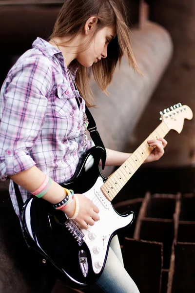 Stijlvolle brunette meisje met gitaar — Stockfoto