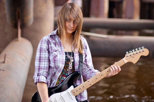 Stylish brunette girl with guitar — Stock Photo, Image