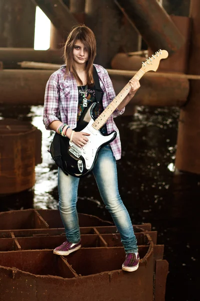 Stijl brunette meisje met gitaar — Stockfoto