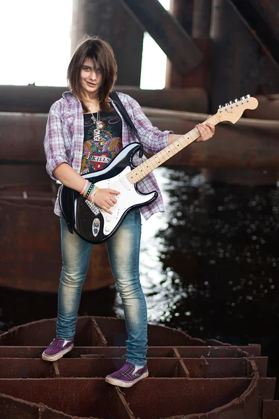 ギターとスタイルのブルネットの少女 — ストック写真