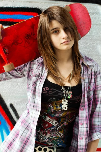 Jolie patineuse fille tenant skateboard — Photo