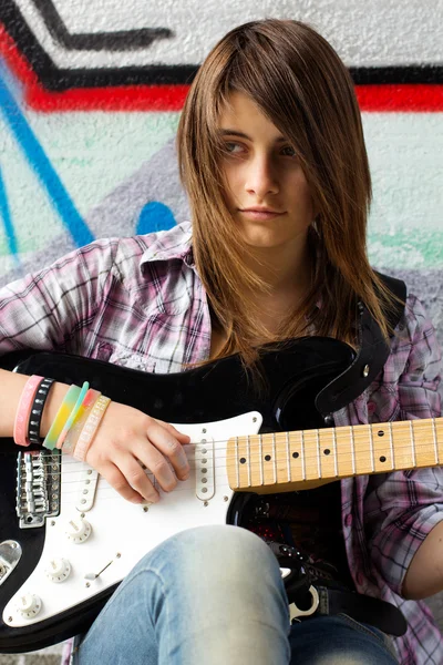 ギターと幸せな若い女の子のクローズ アップの肖像画 — ストック写真
