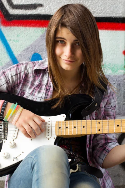 Closeup portrait of a happy young girl with guitar — Stock Photo, Image