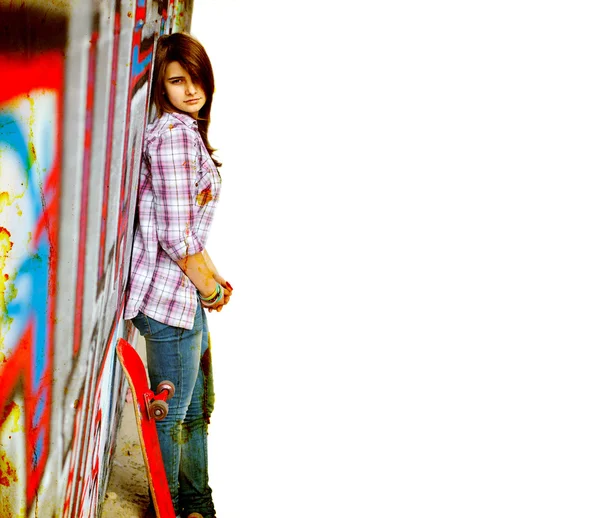 Dívka hezká bruslař s skateboard — Stock fotografie