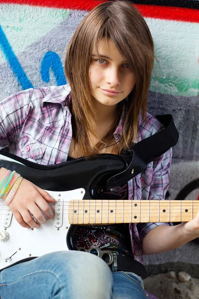 Closeup portrait of a young girl with guitar — Stock Photo, Image