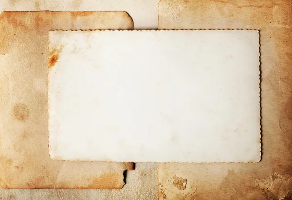 Упаковка старых документов на гранж-фоне — стоковое фото