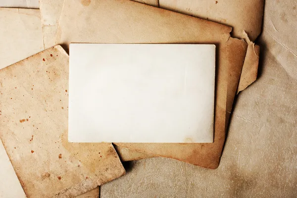 Stack hârtii vechi pe grunge — Fotografie, imagine de stoc
