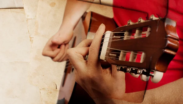 Tocando la guitarra — Foto de Stock
