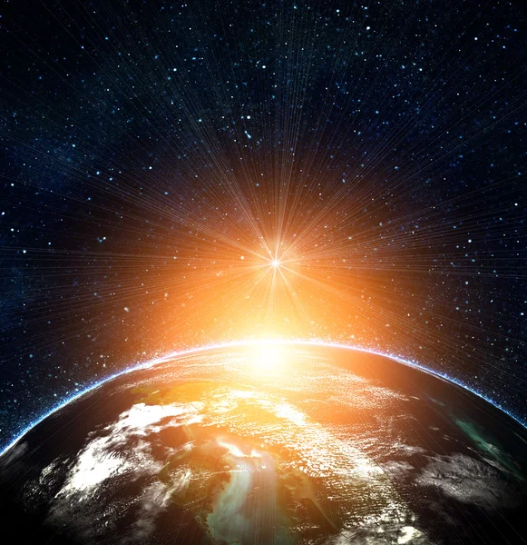 Yükselen güneş uzayda mavi dünya — Stok fotoğraf