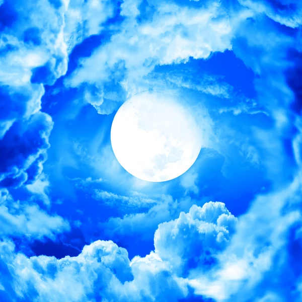 Luna nel cielo blu — Foto Stock