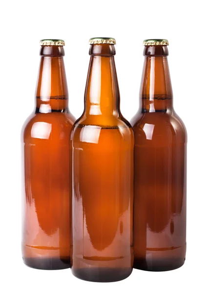 Beyaz zemin üzerinde üç karanlık bira şişeleri — Stok fotoğraf