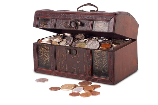 Houten kist met munten binnen geïsoleerde — Stockfoto