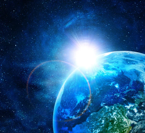 蓝色地球在冉冉升起的太阳的空间 — 图库照片