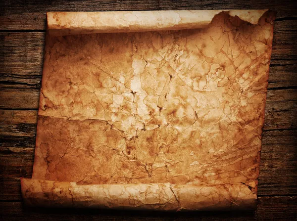 Stary zwój papieru na tle drewna — Zdjęcie stockowe