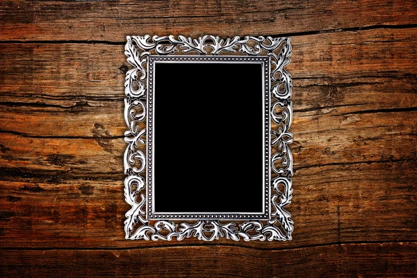 Серебряная рамка на деревянном фоне — стоковое фото