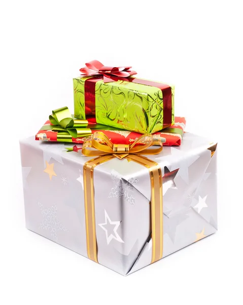 Uma pilha de presentes de Natal em envoltório colorido com fitas. — Fotografia de Stock