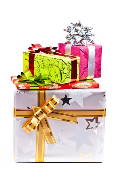 Een stapel kerstcadeaus in kleurrijke verpakking met linten — Stockfoto