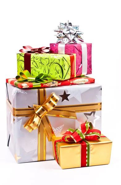 En hög med julklappar i färgglada omslag med band — Stockfoto