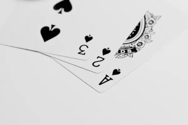 Jogar fichas e cartas sobre a mesa — Fotografia de Stock