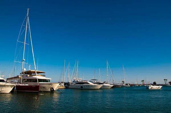 Jachthaven van Sotogrande en verstedelijking in Andalusië, Spanje. in de omgeving van gibraltar en malaga — Stockfoto