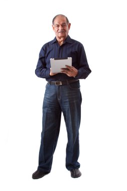 Doğu Hint adam dijital tablet ipad kullanma