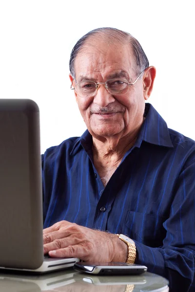 East indian człowieka na komputerze — Zdjęcie stockowe