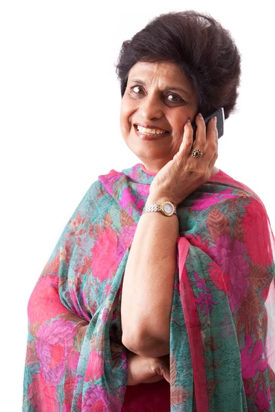 Starší východní indické paní mluví na mobil — Stock fotografie