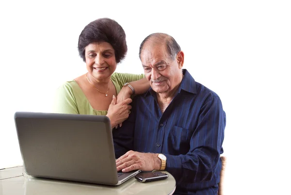 Ανατολή Ινδός ηλικιωμένο ζευγάρι στον υπολογιστή Εικόνα Αρχείου
