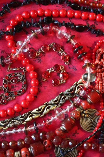 Czerwone tło - biżuteria — Zdjęcie stockowe