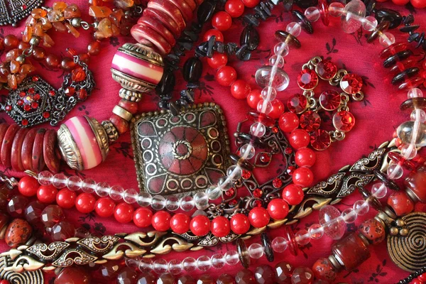 Röd bakgrund - smycken — Stockfoto
