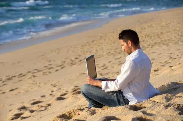 Working in the laptop at the beach — Stock Photo, Image