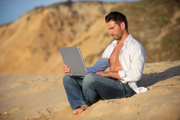 Working in the laptop at the beach — Stock Photo, Image