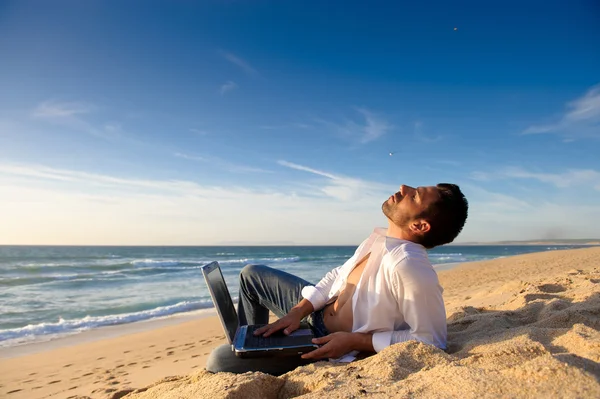 içinde belgili tanımlık laptop plajda çalışma