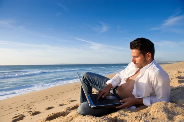 içinde belgili tanımlık laptop plajda çalışma