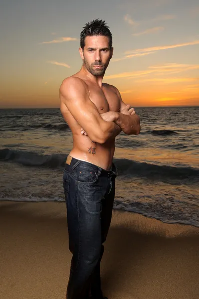 Beautiful fit man at the beach — Stock Photo, Image