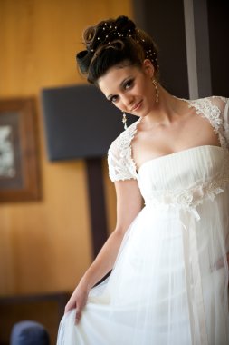 esmer gelin gülümseyen