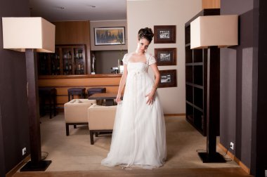 otel resepsiyonunda gelin