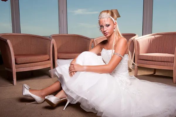 Bride seated on the floor — Stock Photo, Image