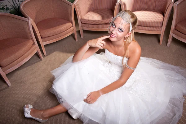 Nevěsta sedící na podlaze — Stock fotografie