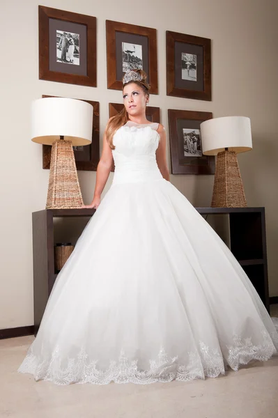 Clásico vestido de novia largo blanco — Foto de Stock