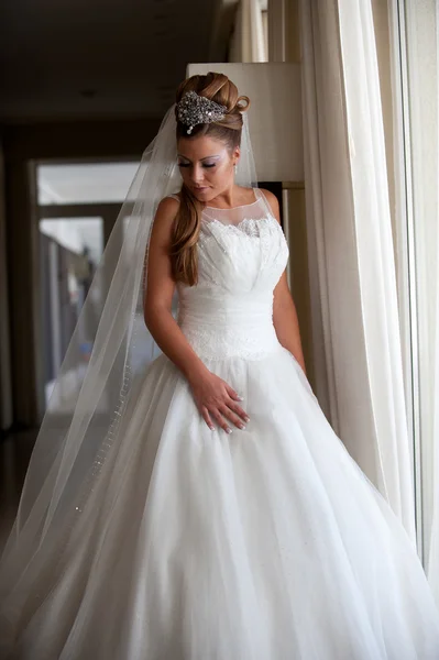 Clásico vestido de novia largo blanco — Foto de Stock