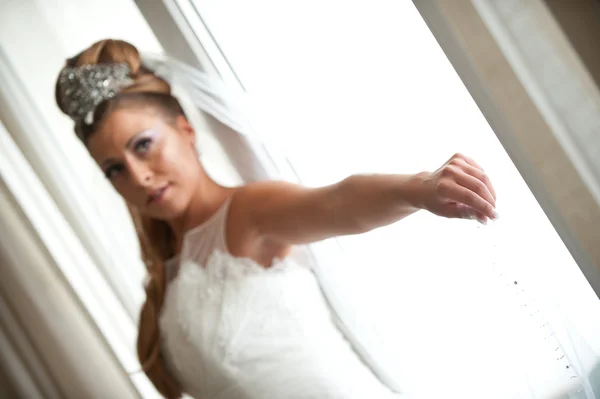 Detalle de la novia sosteniendo el velo — Foto de Stock