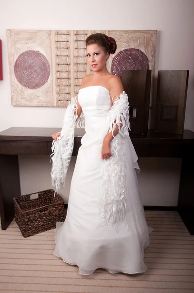 Jovem noiva em vestido branco — Fotografia de Stock