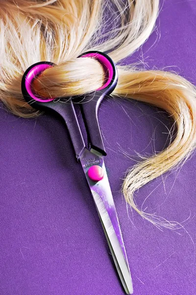 Blond vlasy s nůžkami — Stock fotografie